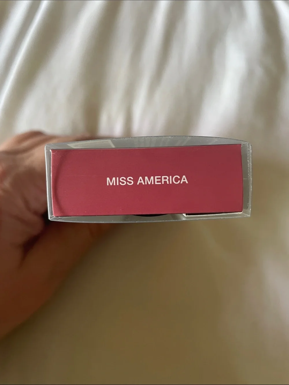 HUDA BEAUTY Liquid Matte Lipstick - Miss America - Deep Red
